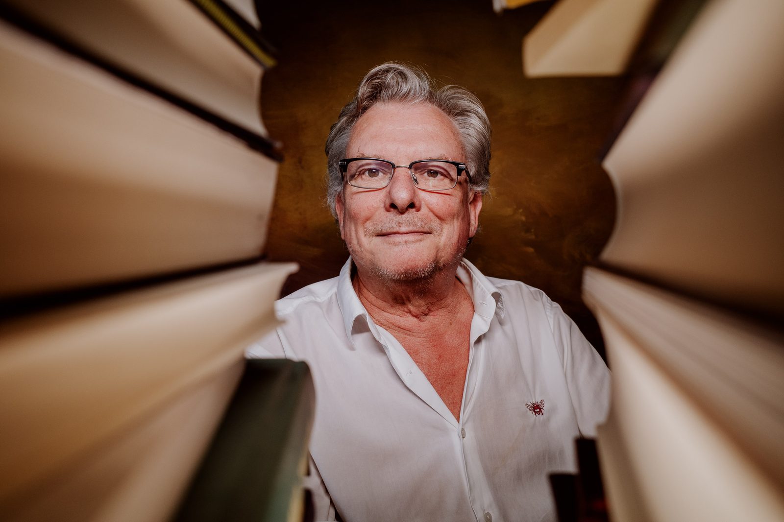 Horst zwischen Büchern